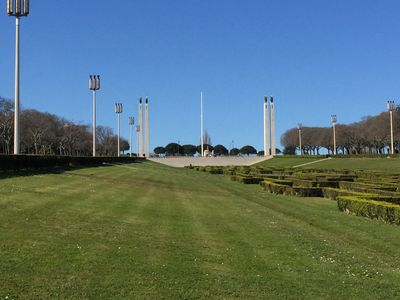 wide lawn leading up to sculpture at top of Parque Eduardo VII