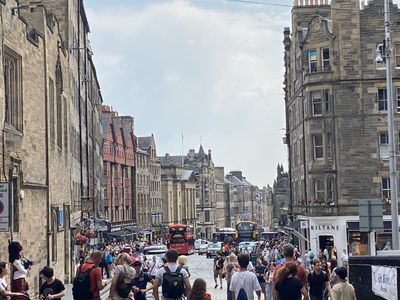 A much more crowded Royal Mile